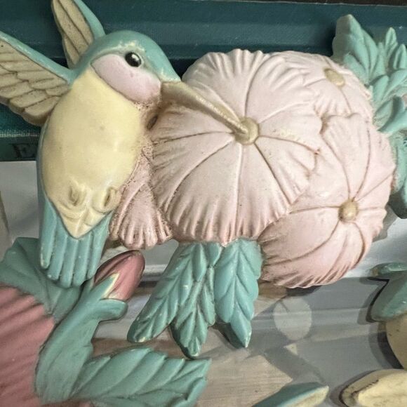 Set of three vintage Burwood MCM hummingbirds and floral hangings. - Picture 5 of 10